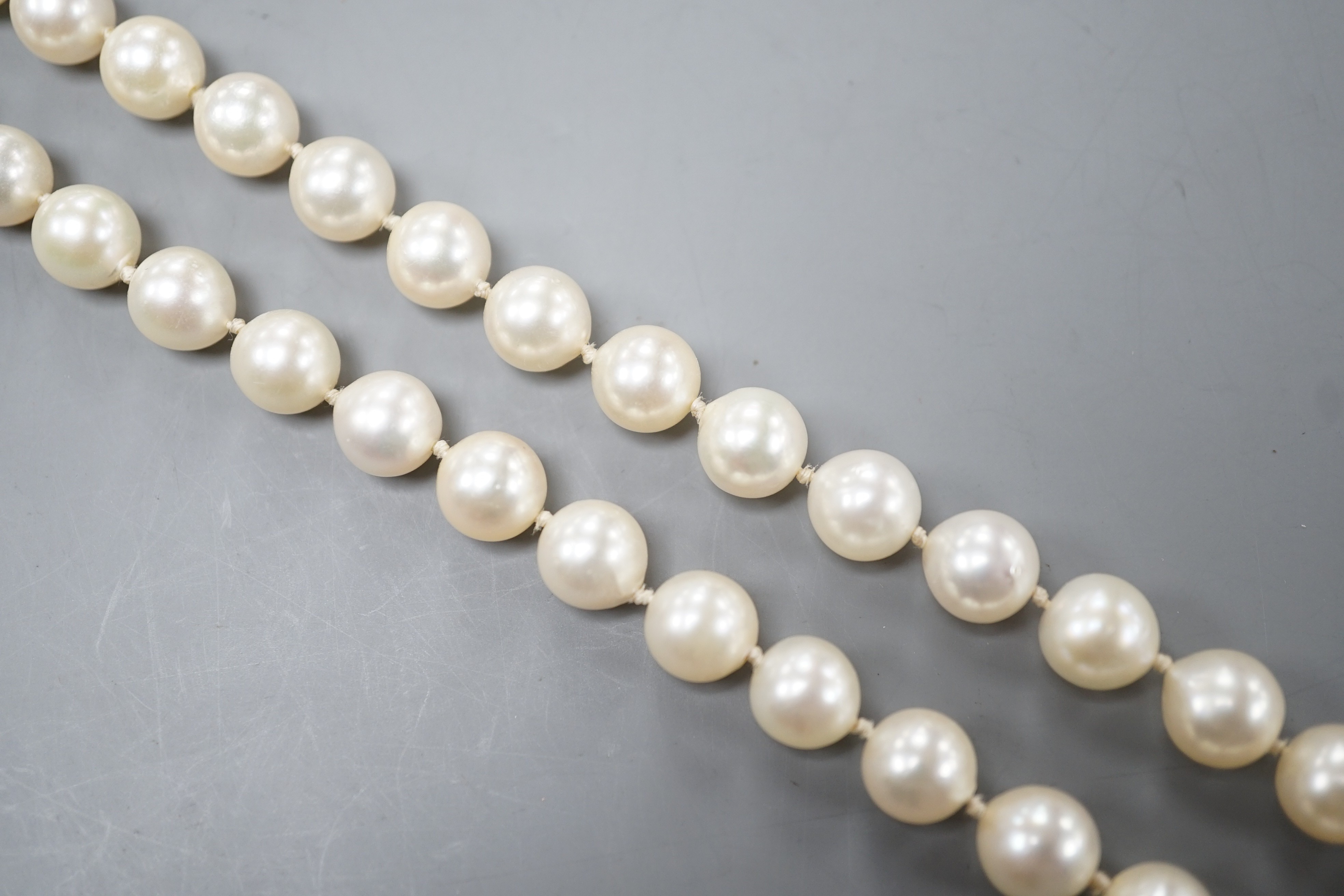 A modern single strand cultured pearl necklace with 750 white metal clasp, 42cm.